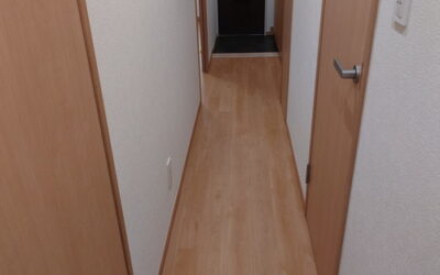 見た目そのまま。けれど、確かな保護。 艶を出さない“透明な盾” フロアコーティング ツヤなしで施工できるのは、グラシオンだけ。【愛知常滑店】